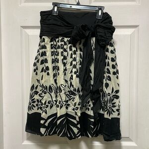 Zara | Basic | Silk | Cream & Black with Bow | Full | Pleated Skirt | Size M